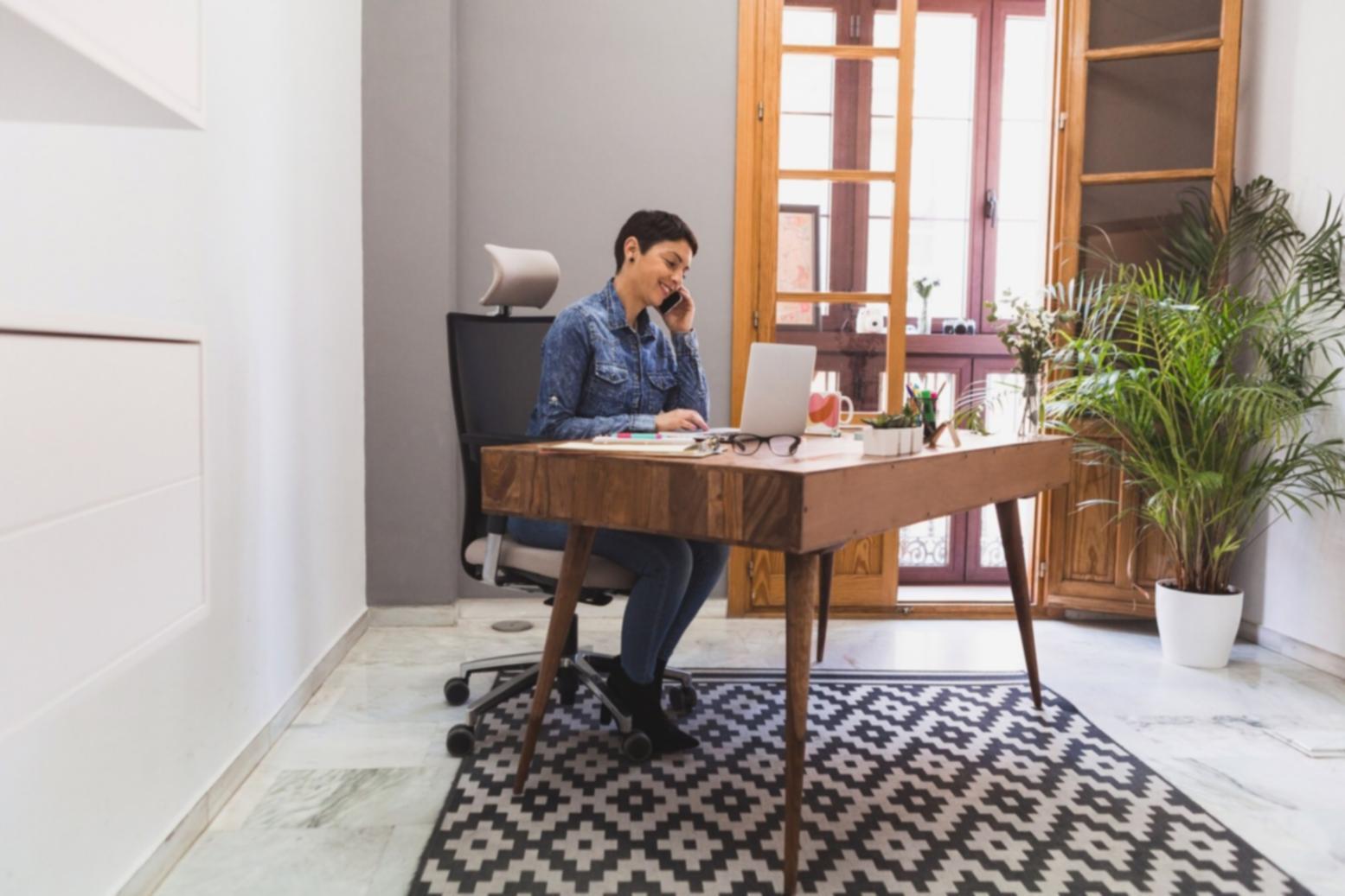 Étudiant travaillant sur des exercices financiers personnalisés